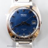 A gentleman's stainless steel Seiko automatic wrist watch, with blue dial and date aperture, on