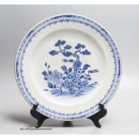 An 18th century Chinese blue and white export plate, diameter 31cm