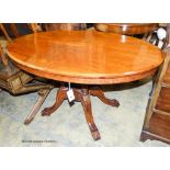 A late Victorian walnut tilt top oval breakfast table, width 116cm, depth 84cm, height 70cm