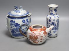 A Chinese blue and white lidded jar, a vase and a teapot, 18th/19th century, tallest 18cm
