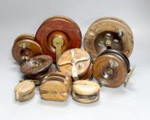 A collection of wooden fishing reels, largest diameter 16cm