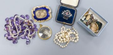 Mixed jewellery including a Victorian enamelled and plaited hair mourning brooch, a giardinetto