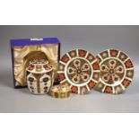 A Royal Crown Derby 'Old Imari' pattern ginger jar and cover, boxed, two similar small plates and a