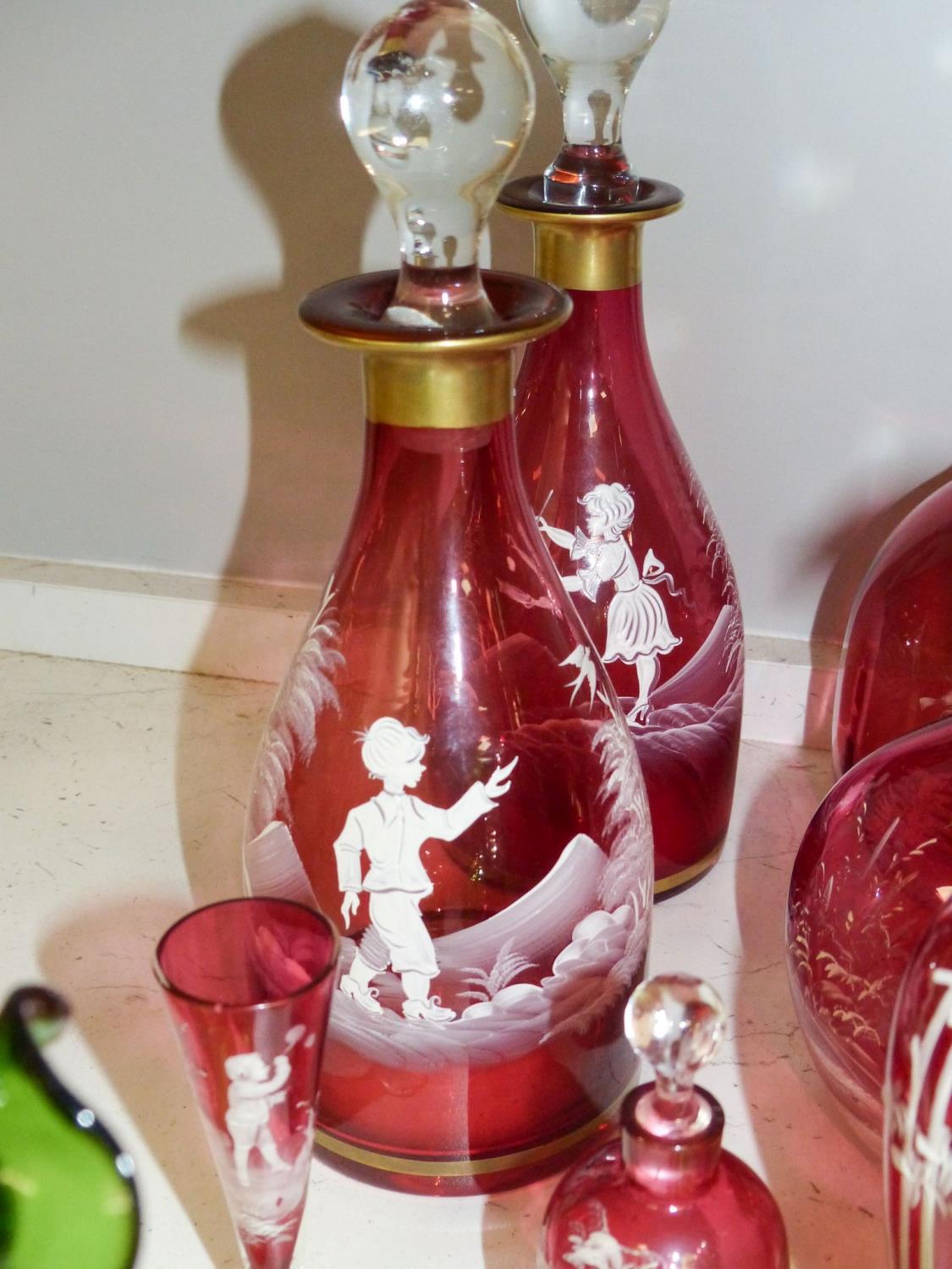 A collection of Mary Gregory cranberry and green glass decanters, jug etc (9), tallest 28.5 cm - Image 5 of 6