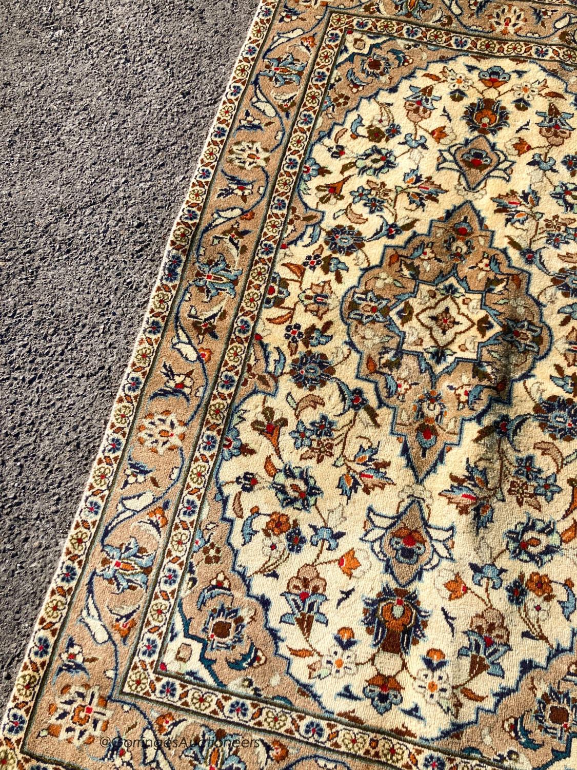 A Kashan rug, 150 x 98cm - Image 3 of 5