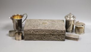 A late Victorian silver mounted leather rectangular jewellery casket, 23.2cm, a silver snuff box,