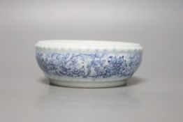 A small Chinese blue and white water bowl, diameter 11cm