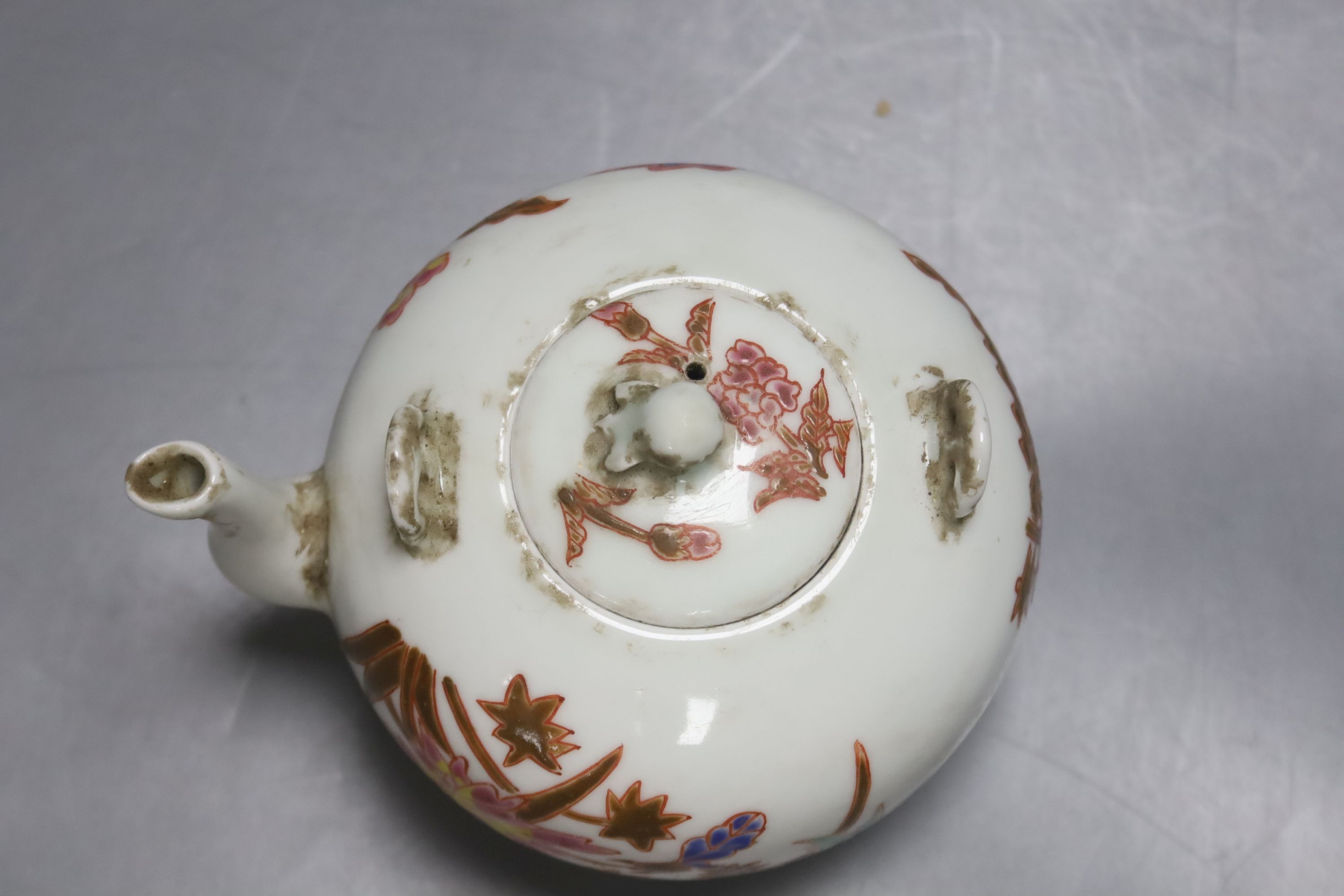 A small Chinese enamelled teapot, with cover, height 9cm - Bild 3 aus 4