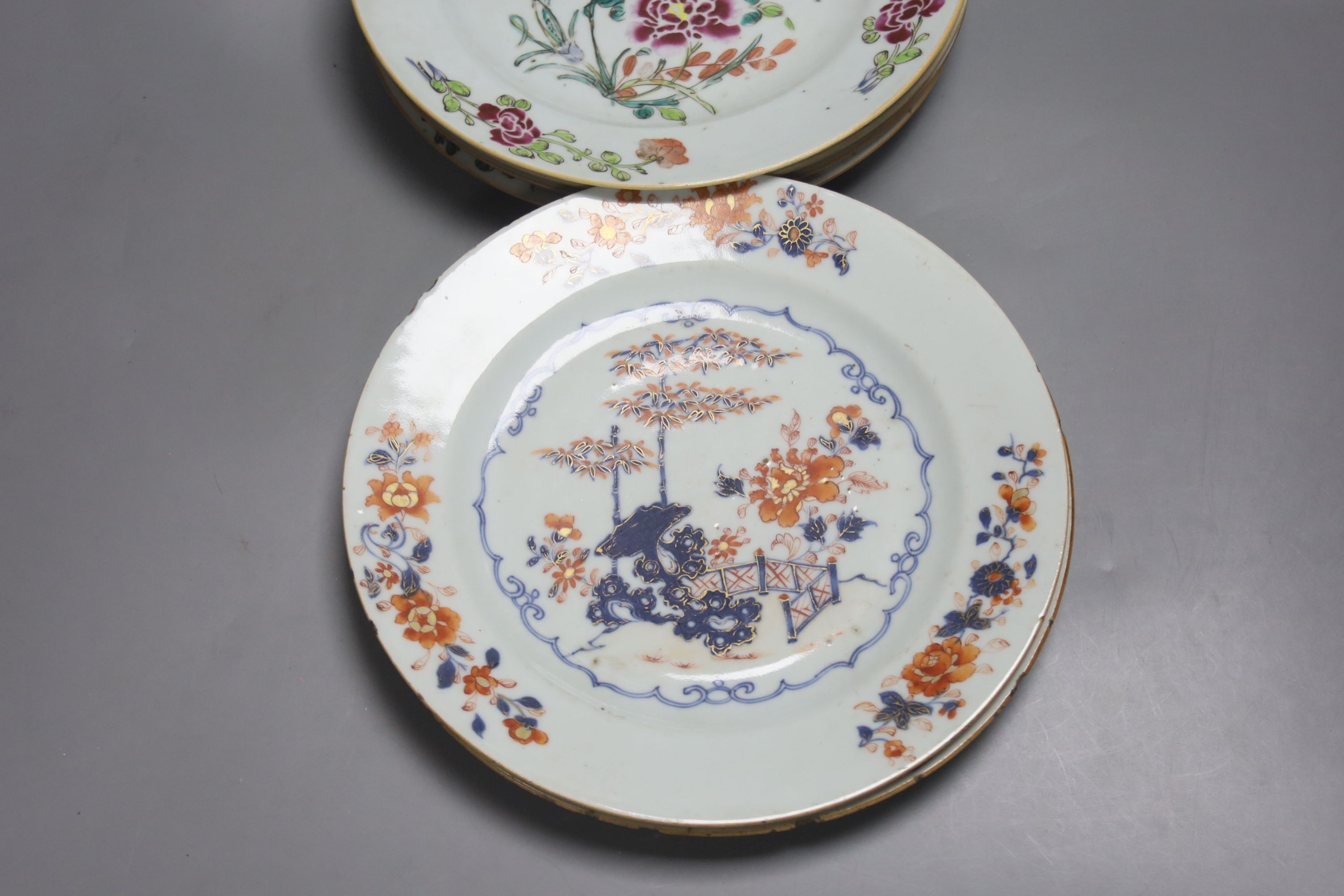 Two 18th century Chinese export blue and white plates, a pair of Chinese Imari patterned plates and - Bild 2 aus 5