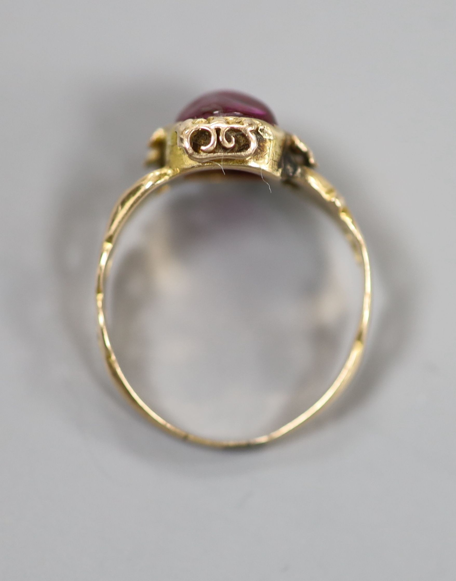 An early 20th century yellow metal and red cabochon set oval ring, size K/L, gross weight 2.4 - Image 3 of 3