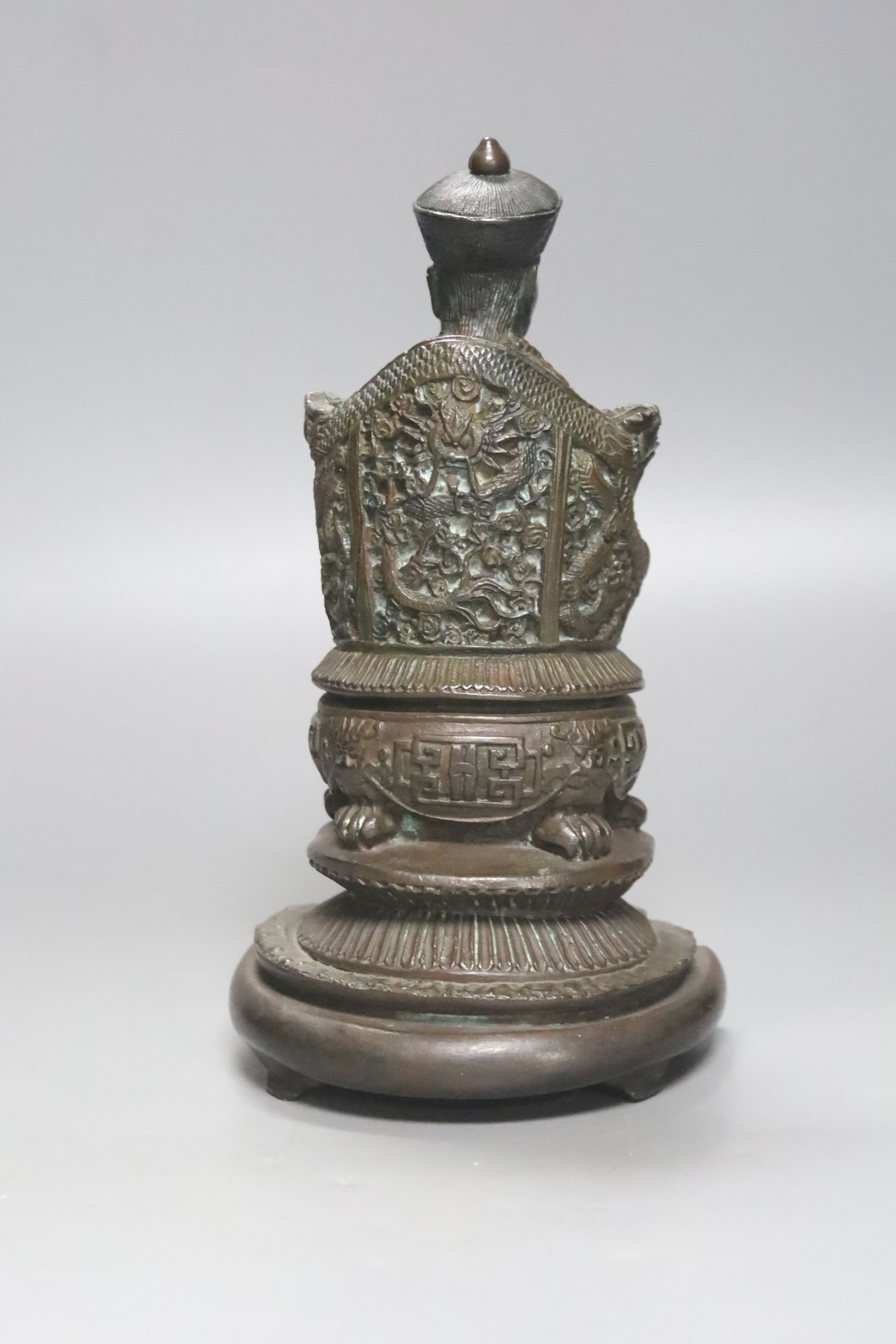 A Chinese bronze figure of an Emperor, height 21cm - Bild 3 aus 4