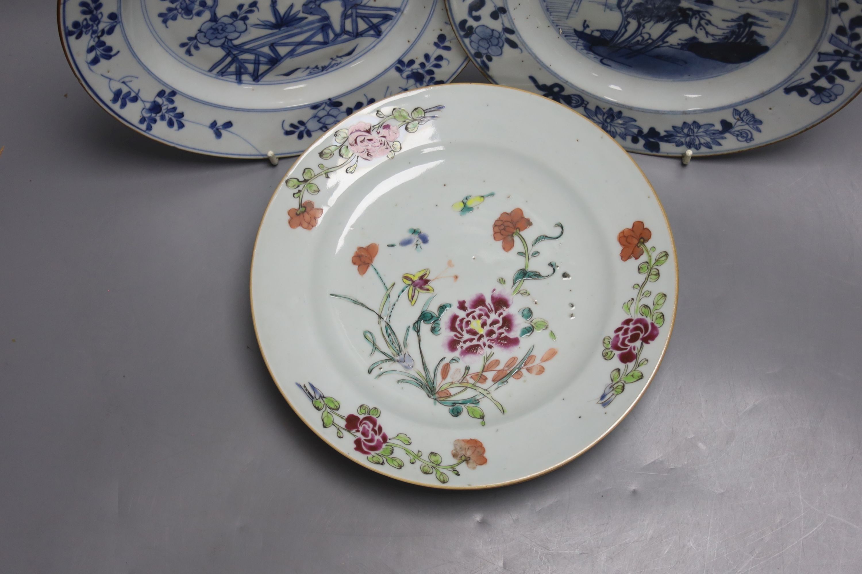 Two 18th century Chinese export blue and white plates, a pair of Chinese Imari patterned plates and - Bild 3 aus 5