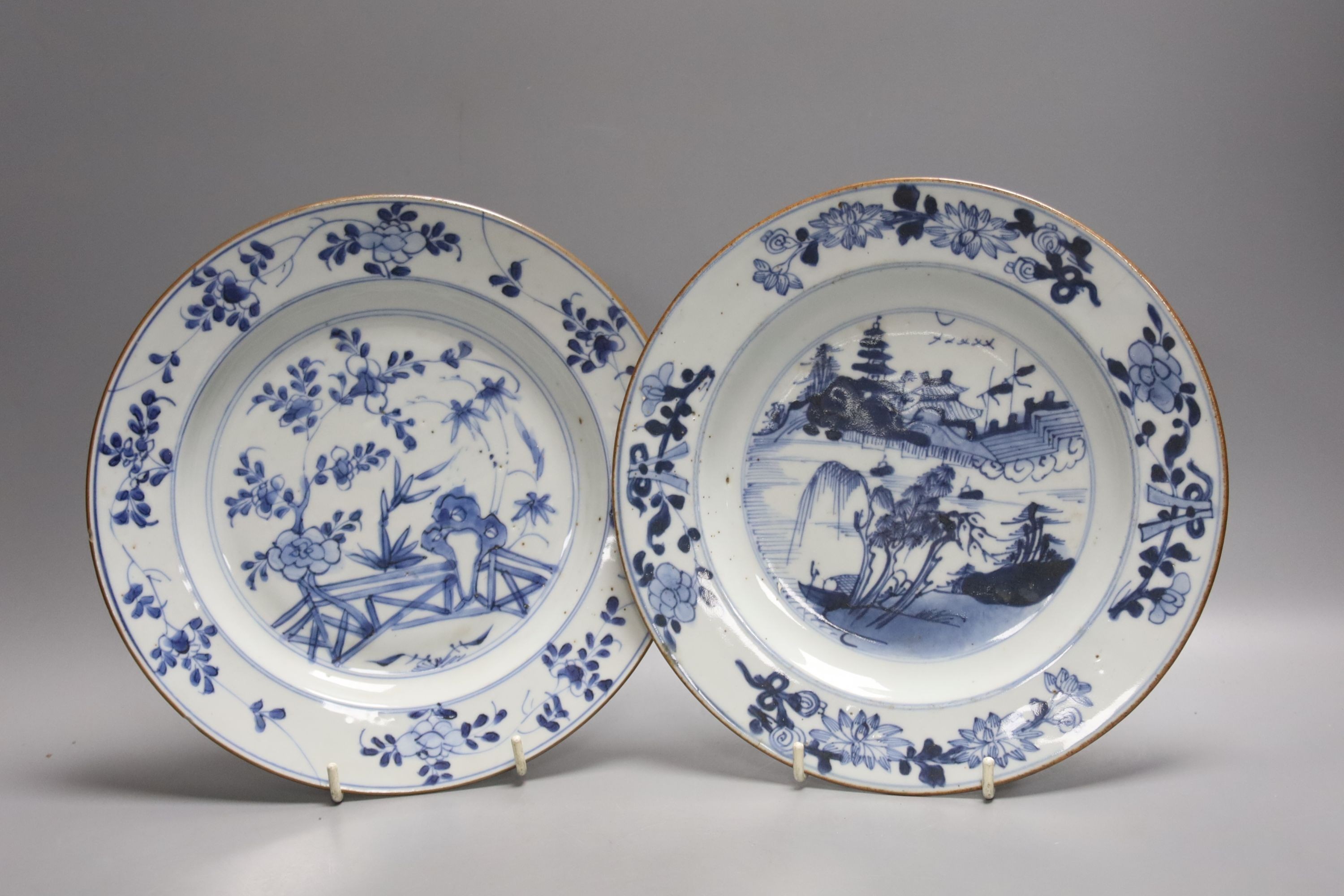 Two 18th century Chinese export blue and white plates, a pair of Chinese Imari patterned plates and - Bild 4 aus 5