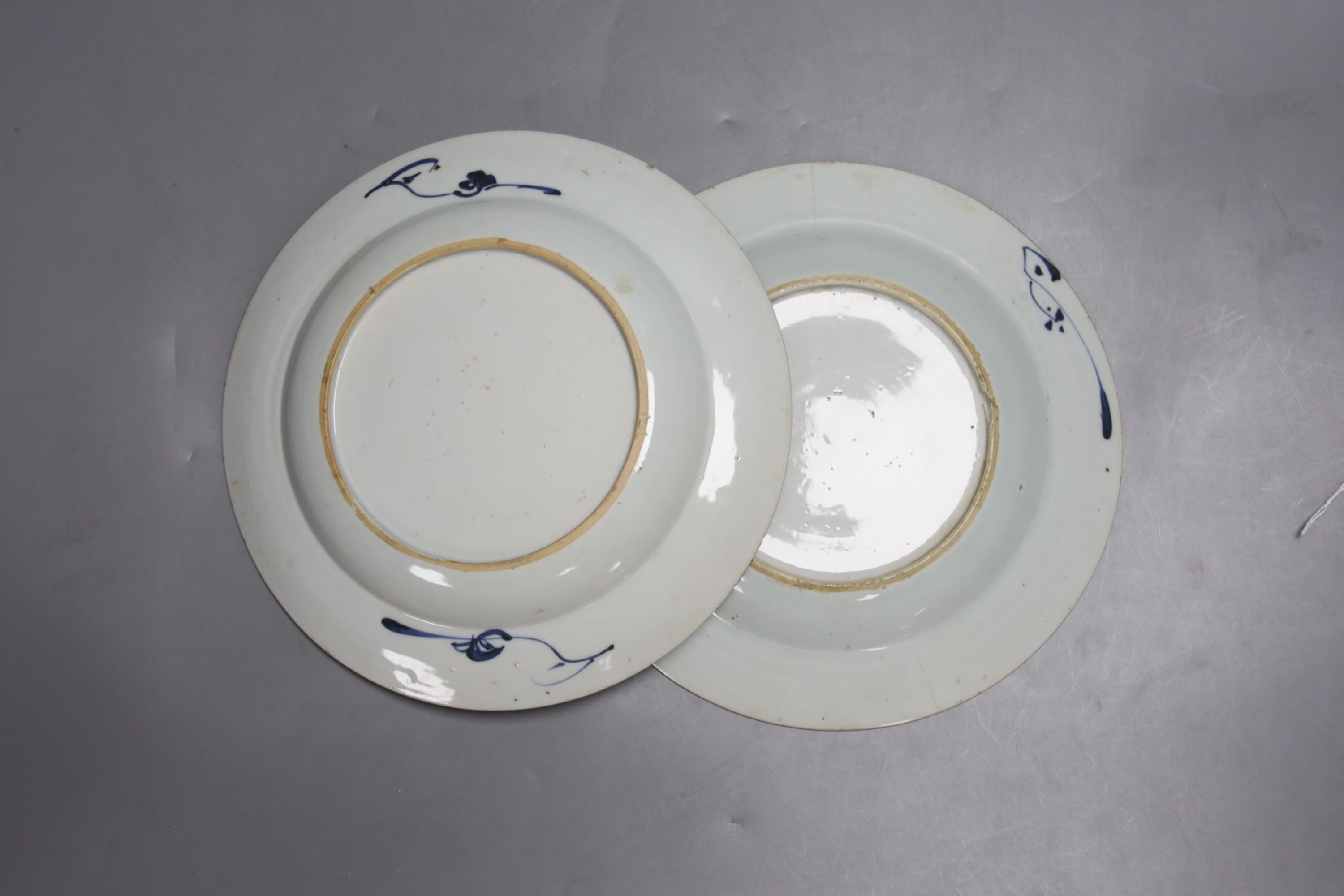 Two 18th century Chinese export blue and white plates, a pair of Chinese Imari patterned plates and - Bild 5 aus 5