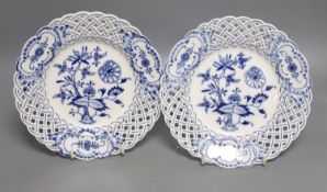 A pair of Meissen Onion pattern blue and white dessert dishes, 20.5cm