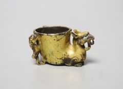 A Chinese archaistic gilt bronze rhyton cup, 6.2cm