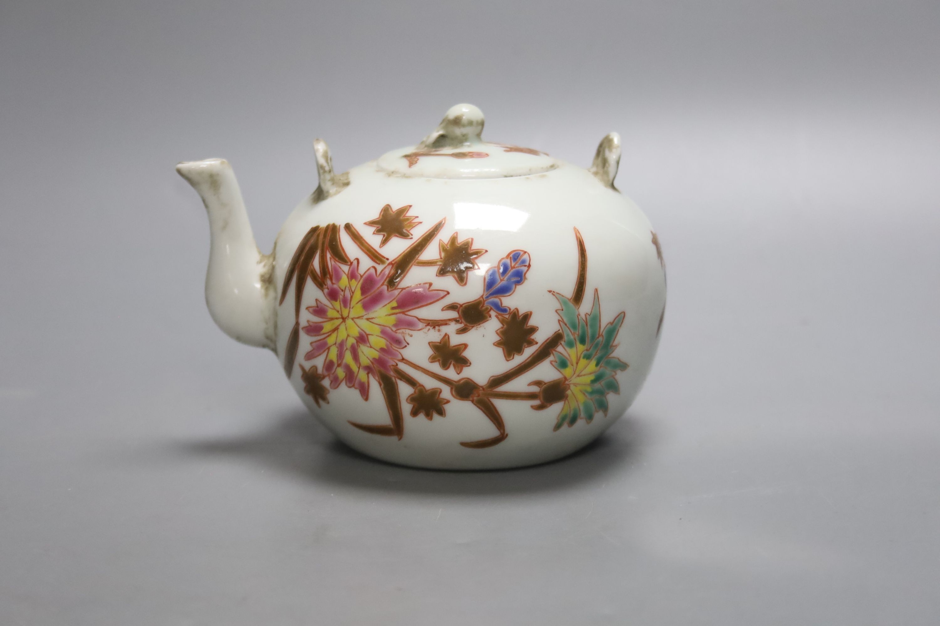 A small Chinese enamelled teapot, with cover, height 9cm - Bild 2 aus 4