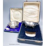 A cased 1920's silver porringer and spoon and cased sauceboat, 6.5oz.