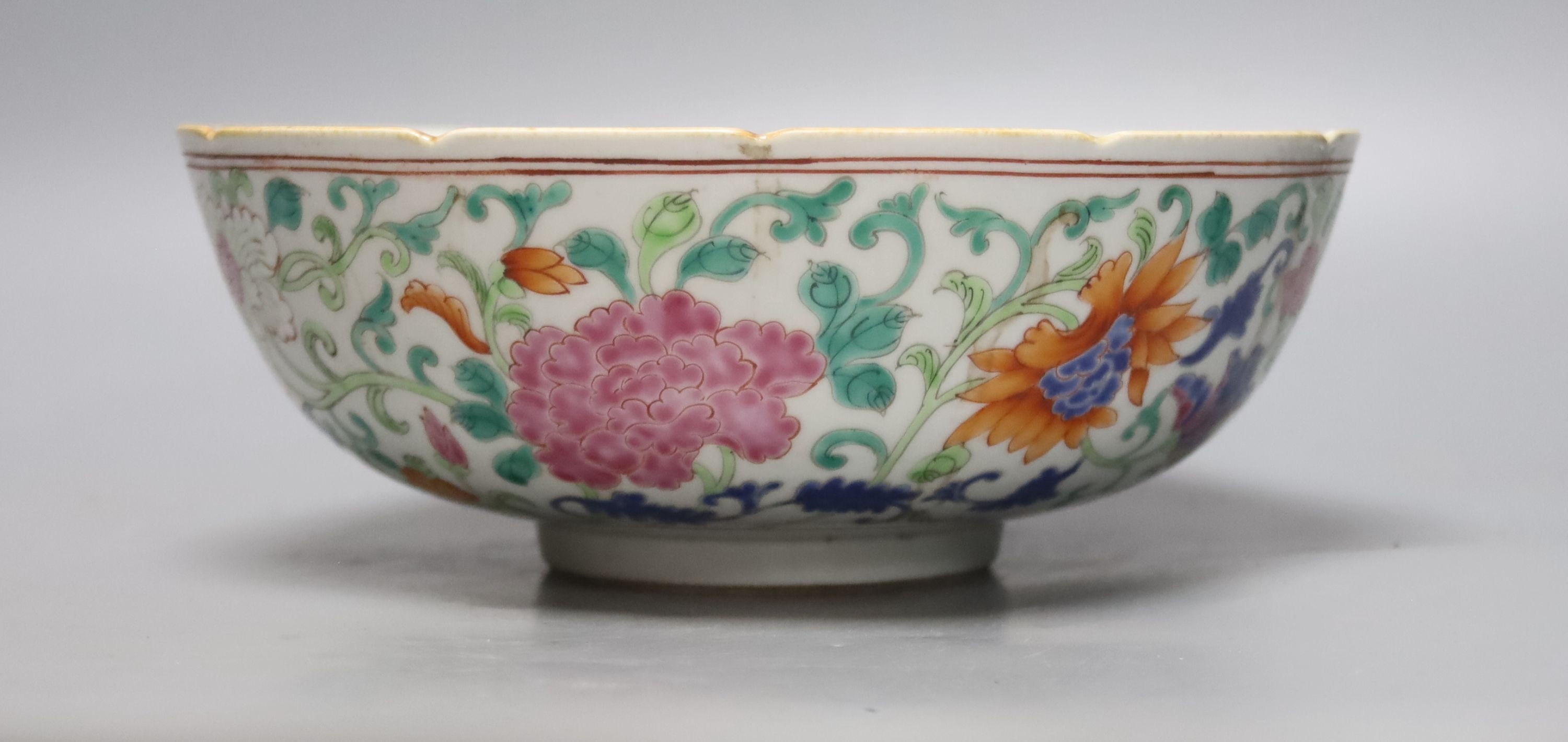 Two Chinese famille rose enamelled porcelain bowls, diameter 23cm - Bild 5 aus 7