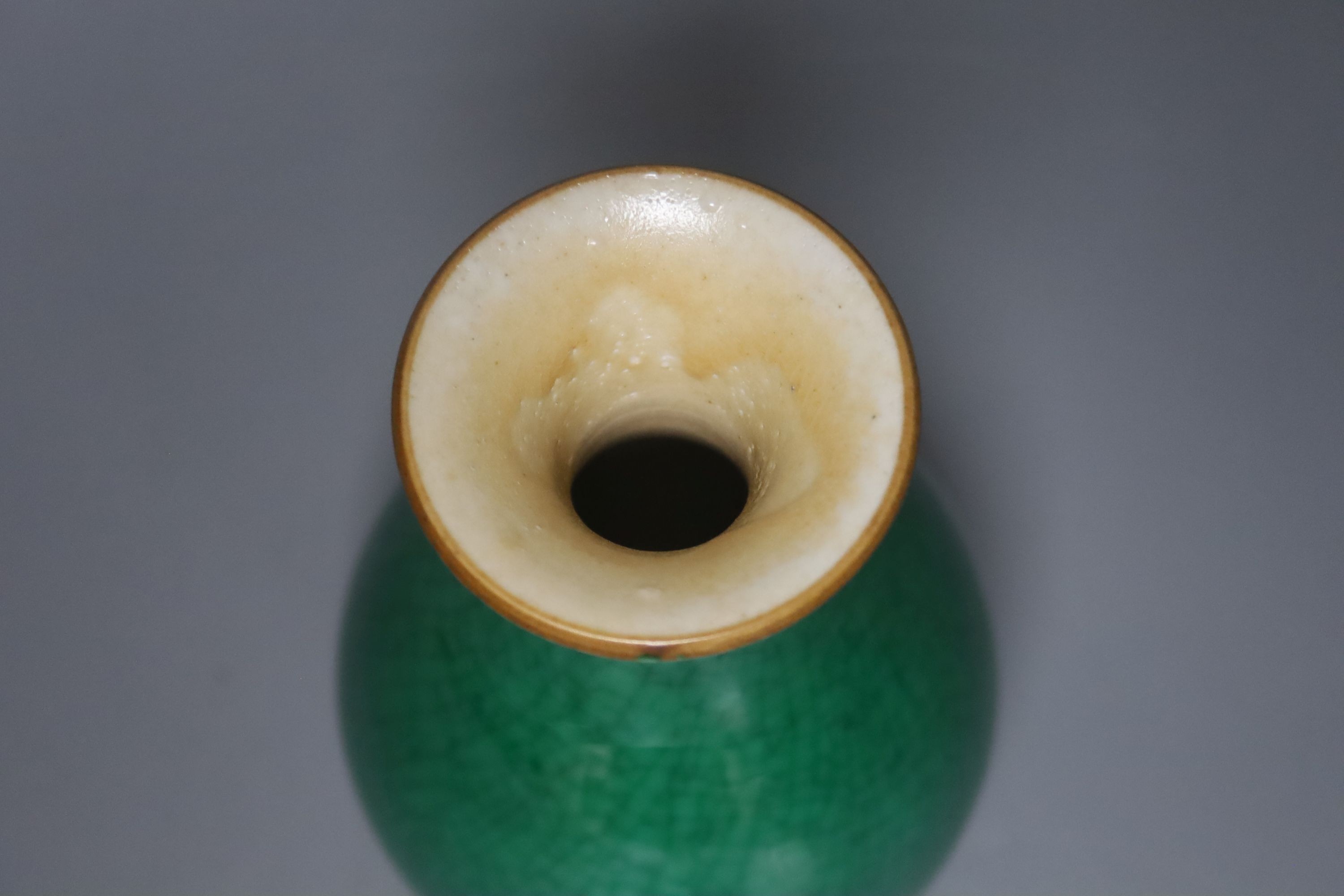 A Chinese green crackle glaze baluster vase, 16cm - Bild 2 aus 3