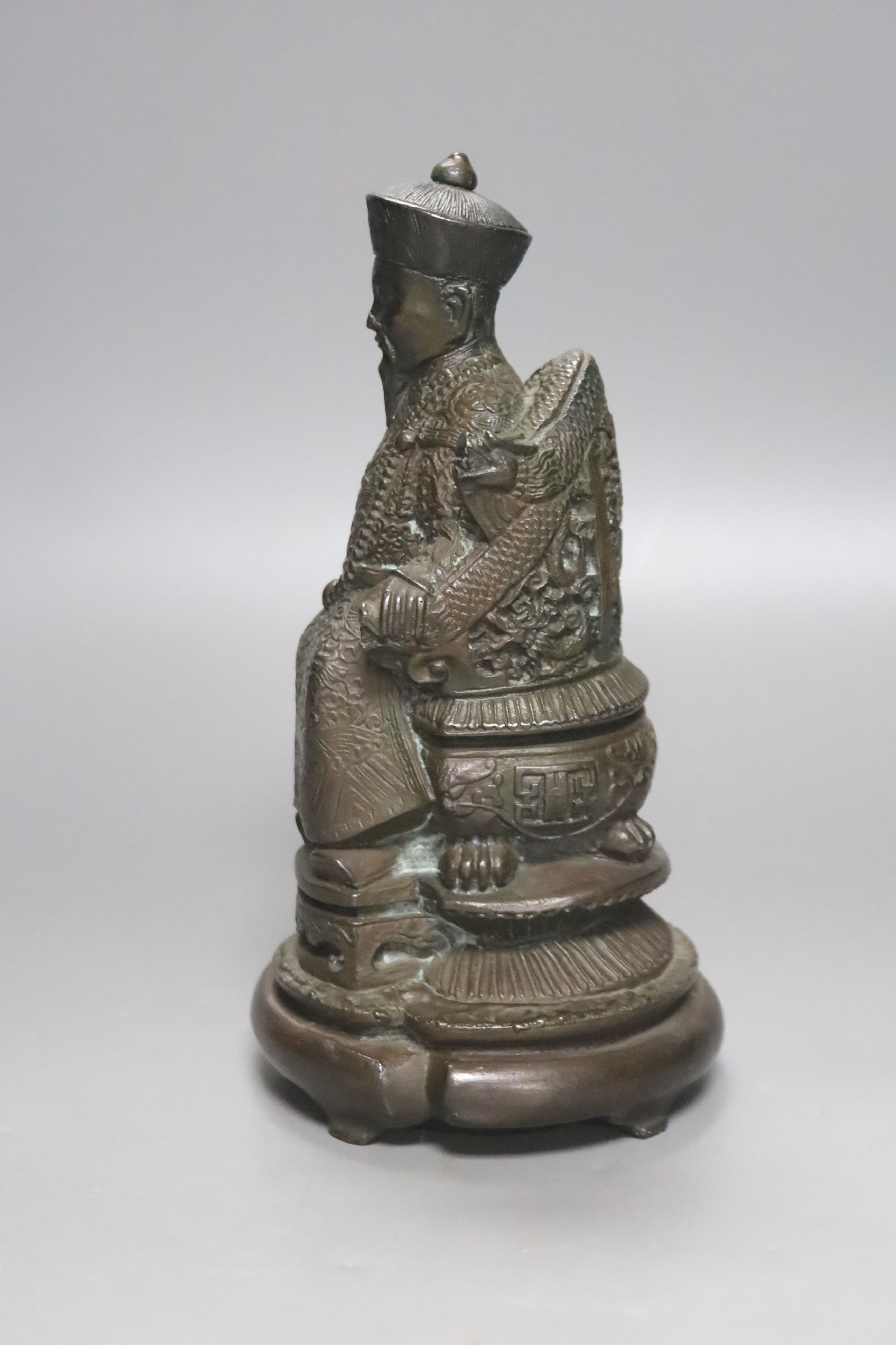 A Chinese bronze figure of an Emperor, height 21cm - Bild 2 aus 4