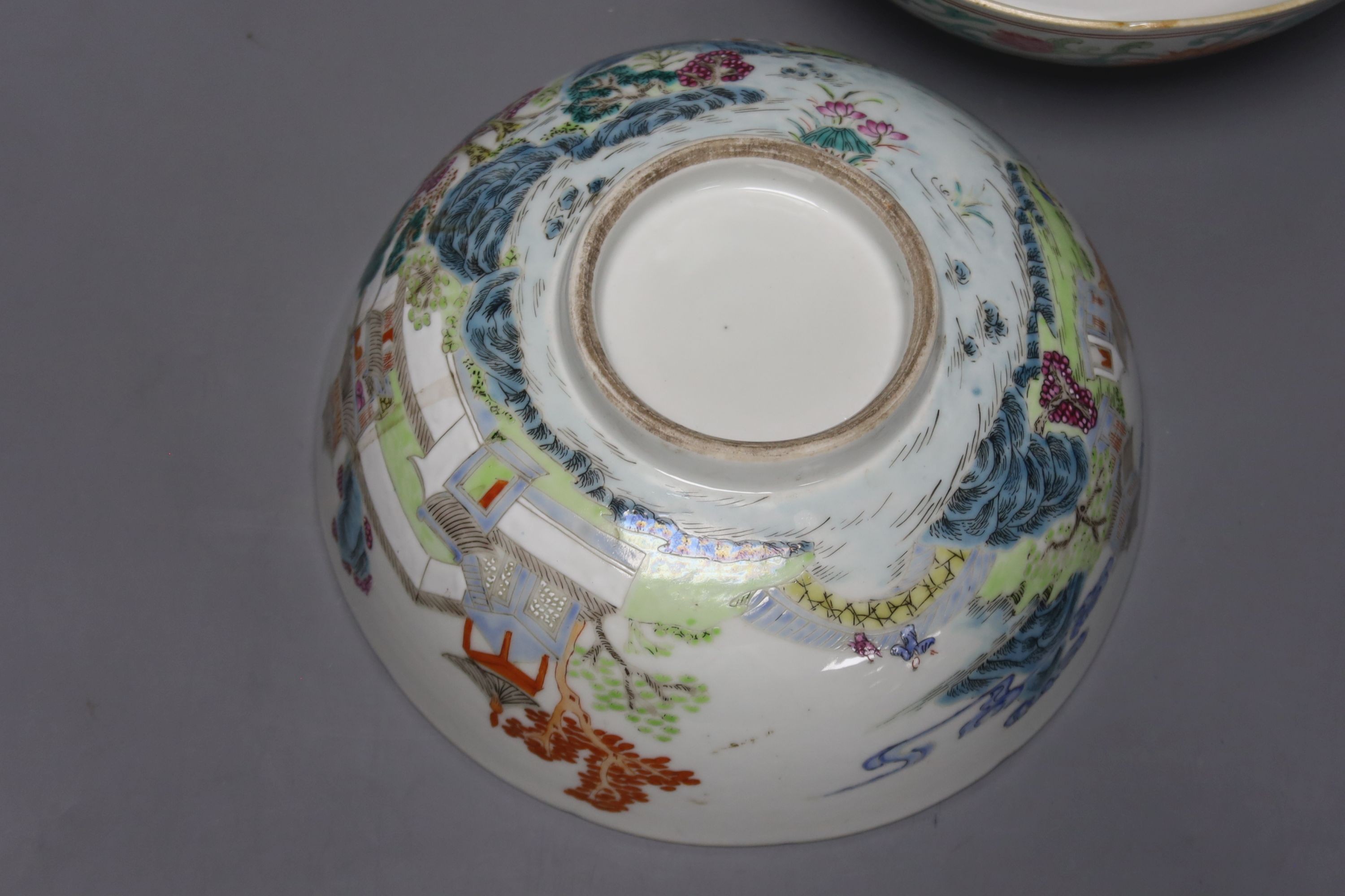 Two Chinese famille rose enamelled porcelain bowls, diameter 23cm - Bild 3 aus 7