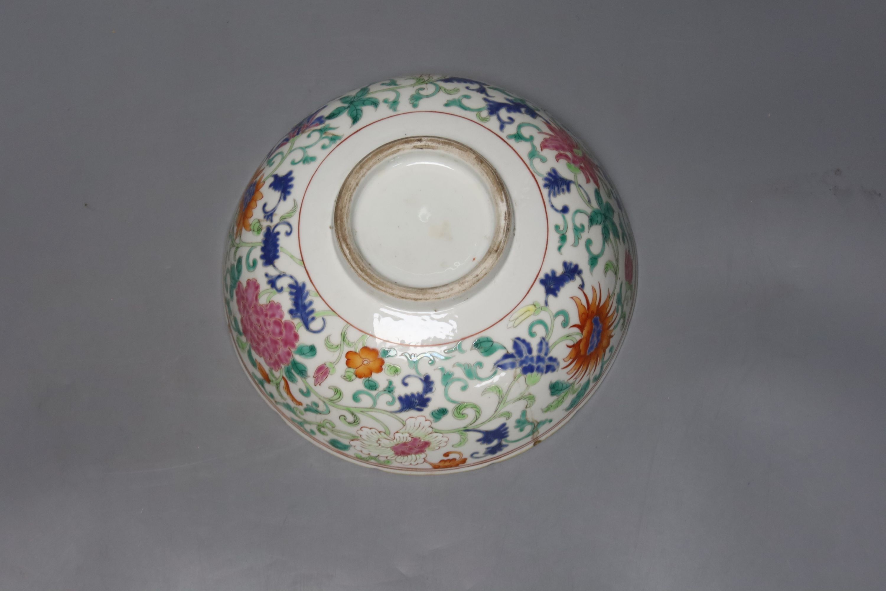 Two Chinese famille rose enamelled porcelain bowls, diameter 23cm - Bild 7 aus 7