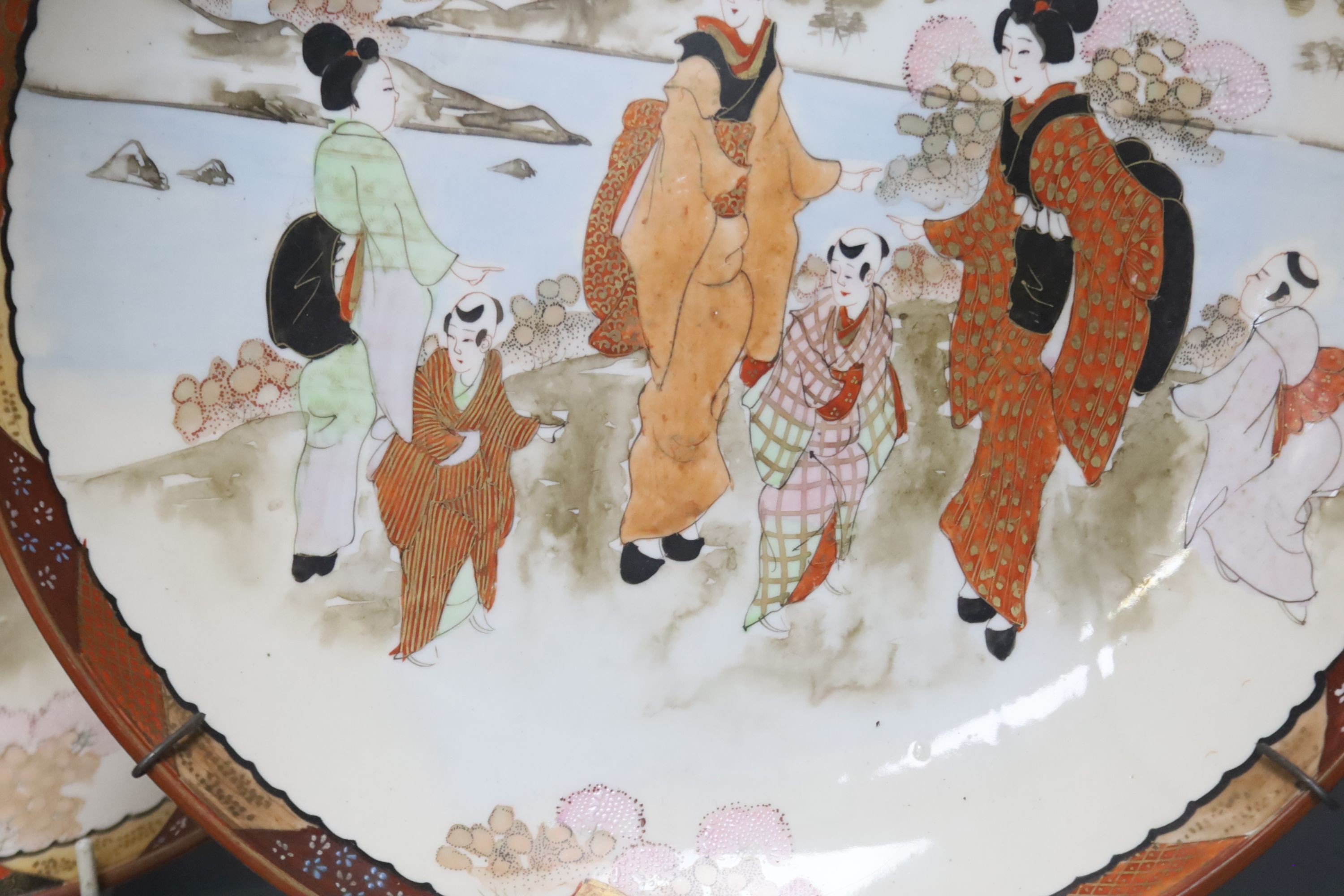 A late 19th century Japanese porcelain oval dish, 29cm, and a pair of Kutani style wall plates, - Bild 4 aus 7