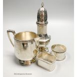 A George V silver jug, Birmingham, 1928, a silver caster and two silver napkin rings, 10oz.