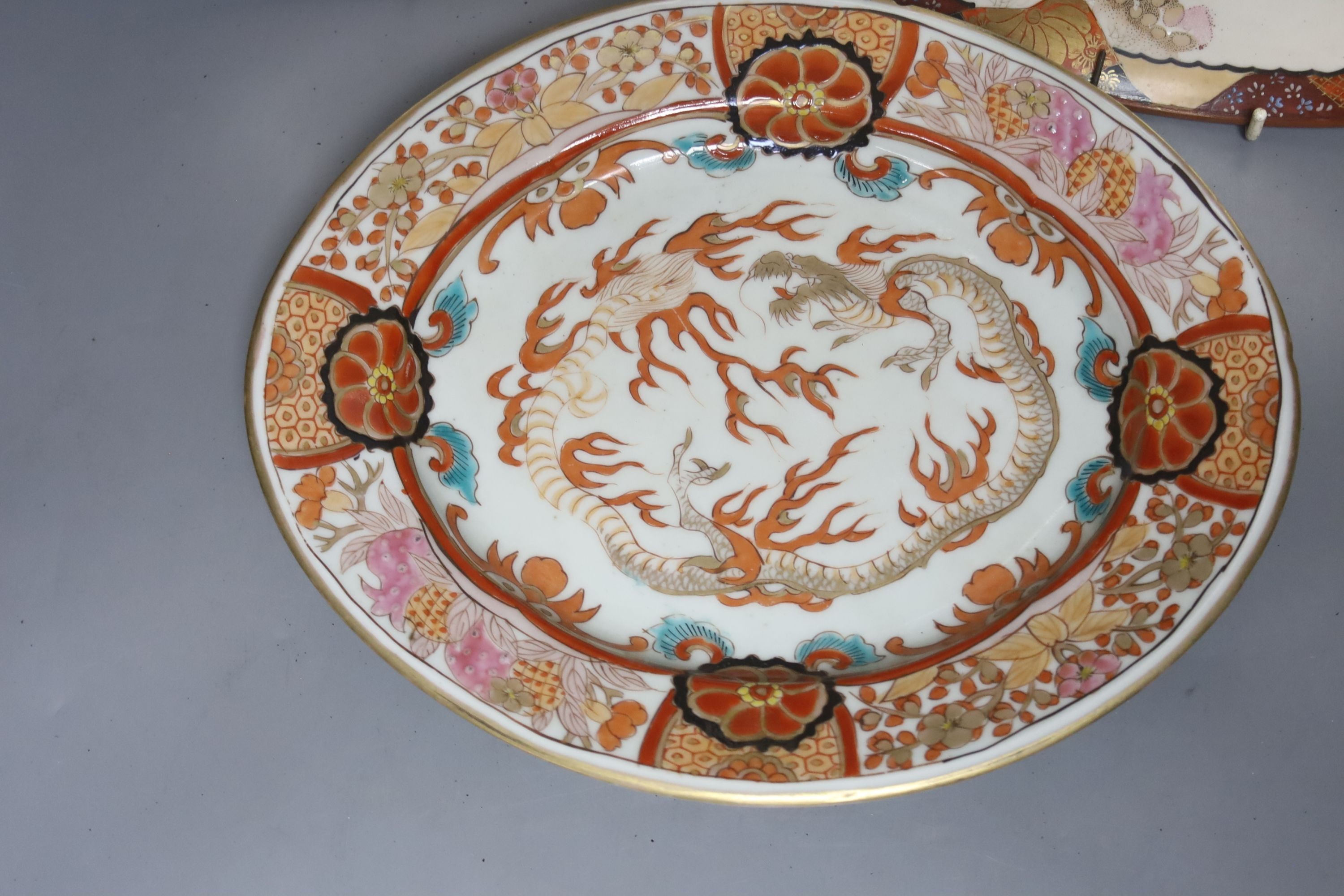 A late 19th century Japanese porcelain oval dish, 29cm, and a pair of Kutani style wall plates, - Bild 2 aus 7