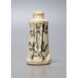 A Chinese carved bone snuff bottle, with cover, 6cm
