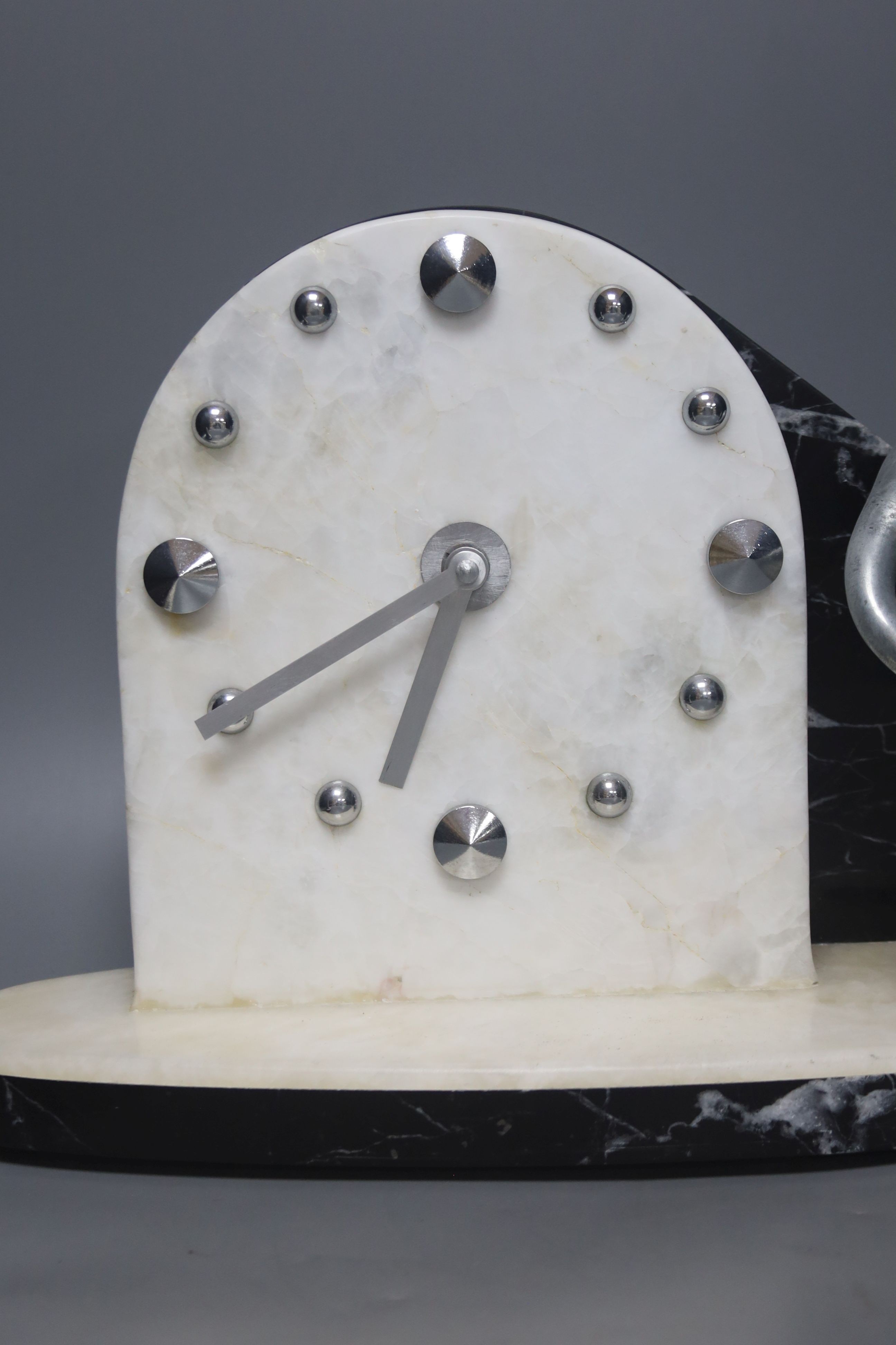 An Art Deco clock garniture, with stork surmount, clock width 41cm (modified quartz movement) - Image 3 of 4