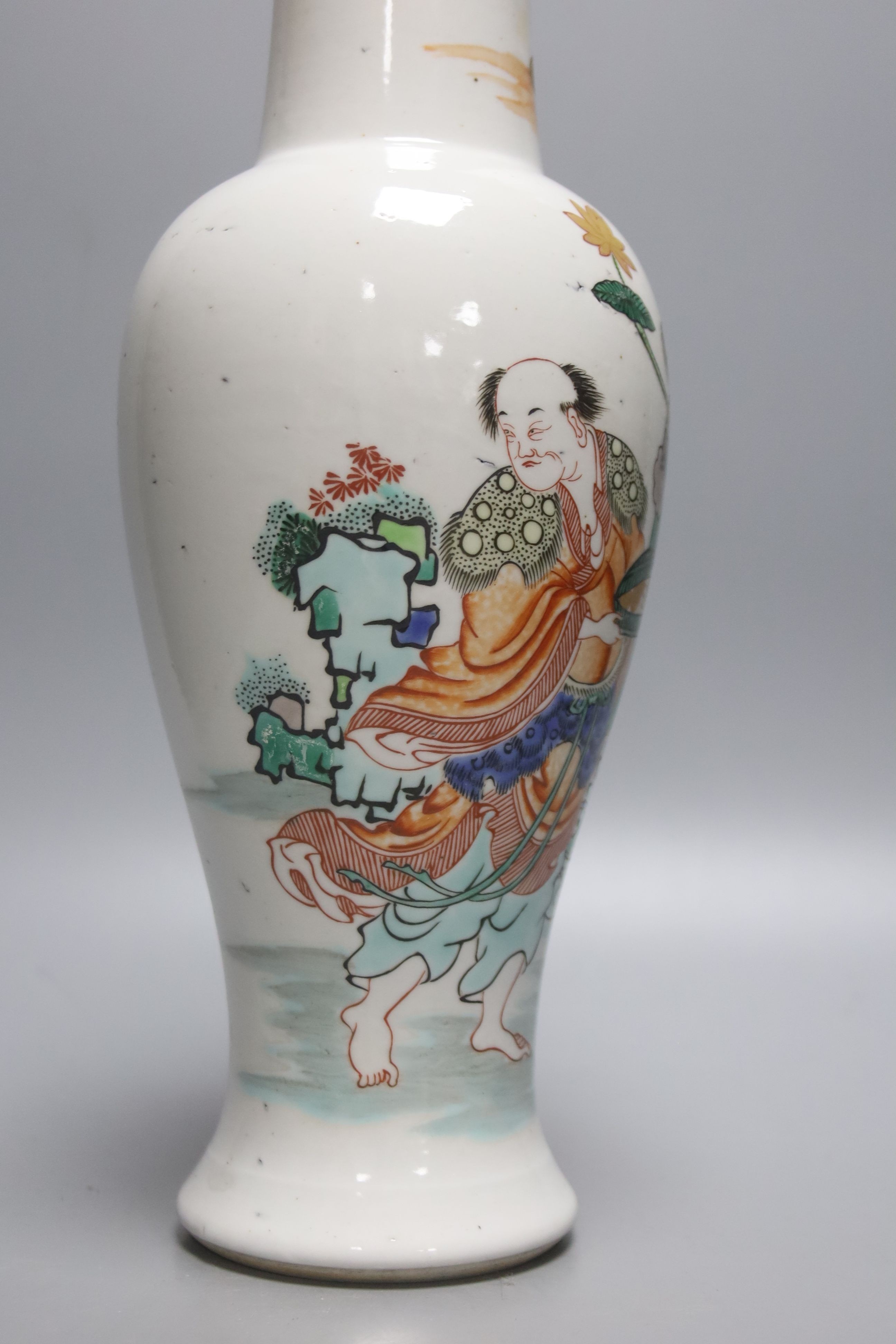 A Chinese porcelain enamelled baluster vase, height 28cm - Bild 2 aus 3