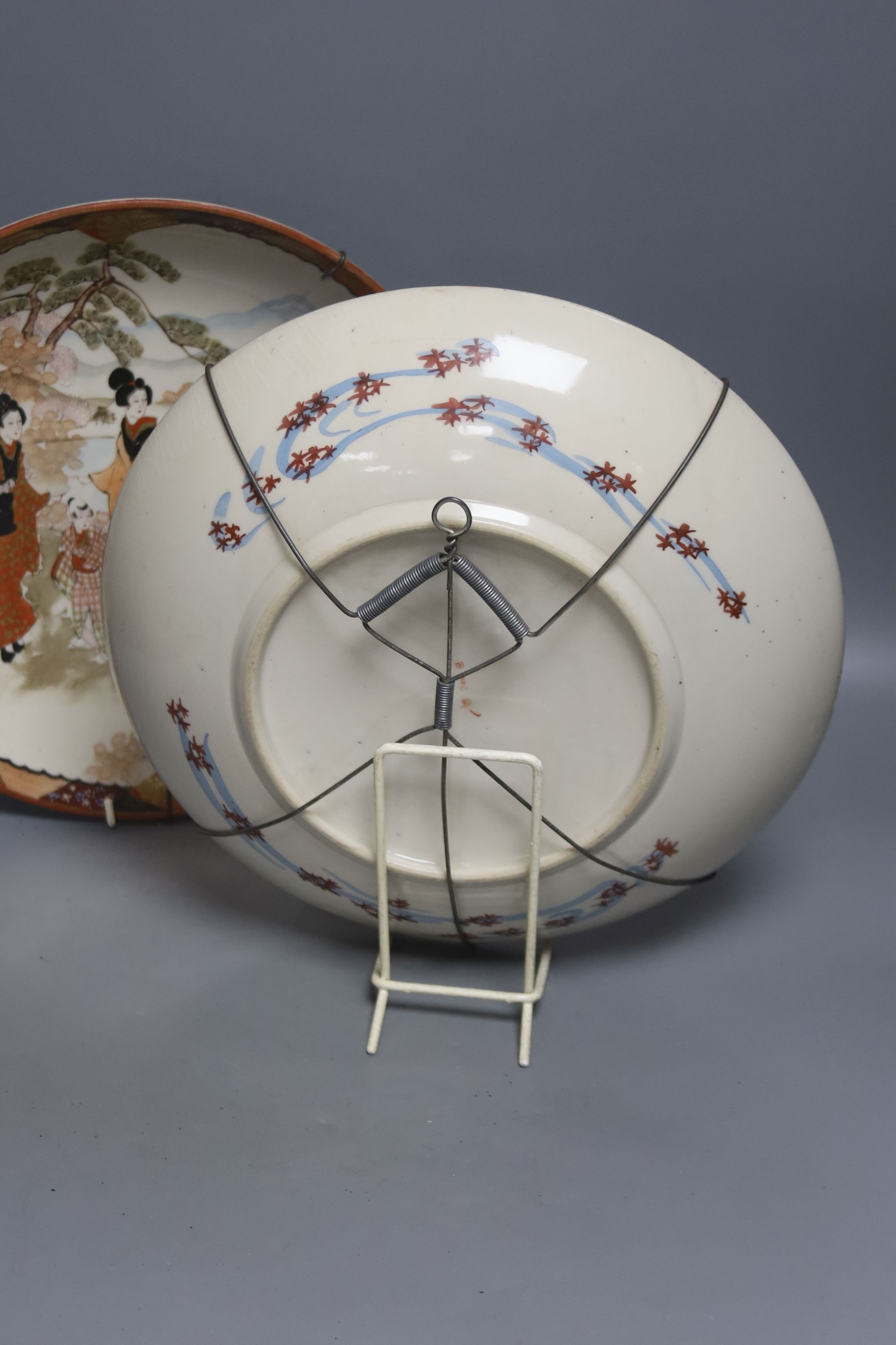 A late 19th century Japanese porcelain oval dish, 29cm, and a pair of Kutani style wall plates, - Bild 6 aus 7