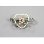 An Edwardian yellow metal, enamel, gem and seed pearl cluster set heart shaped brooch, 27mm, gross