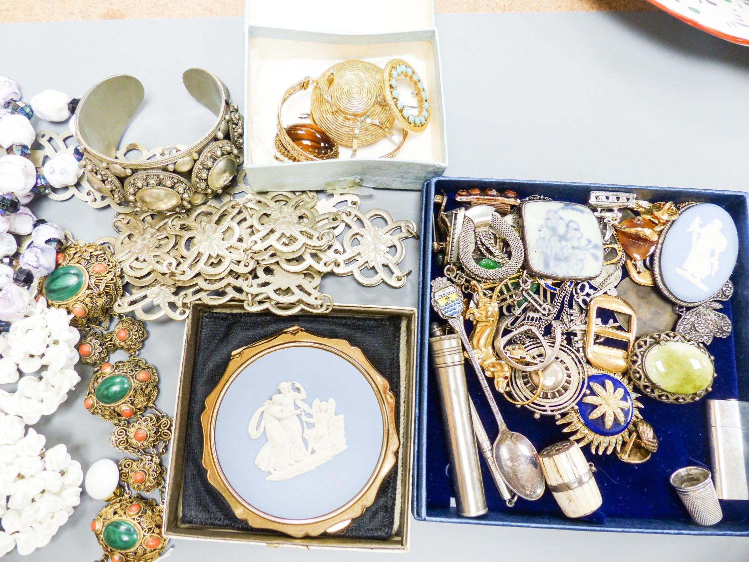 Assorted costume jewellery, including a malachite and coral set filigree bracelet. - Image 4 of 5