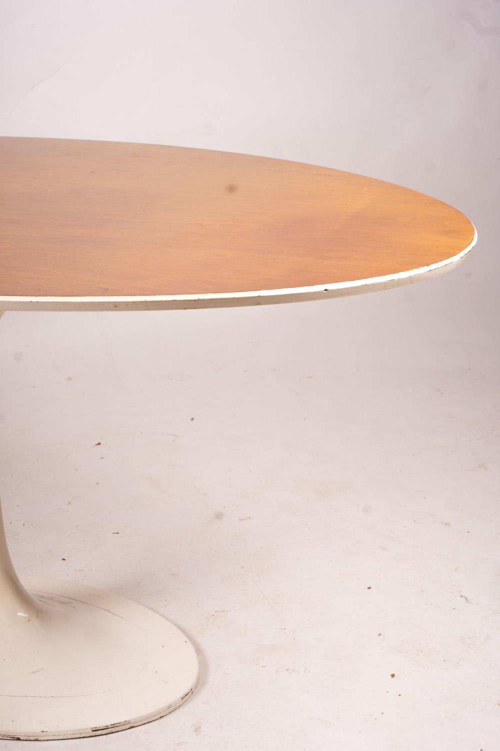 An Arkana style tulip base teak top oval dining table, length 152cm, depth 91cm, height 76cm - Image 4 of 6