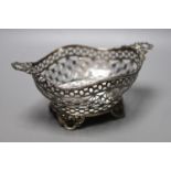 An Edwardian pierced silver oval two handled dish, William Comyns, London, 1904, width 22cm, 10.