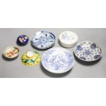 Assorted Chinese porcelain dishes and covers, Qing dynasty and later