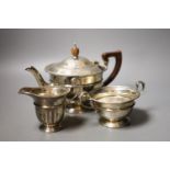 A George V silver circular three piece tea set, Birmingham, 1931/2, gross weight 18.5oz.