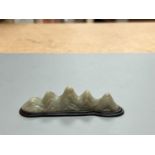 A Chinese jade ‘mountain peaks’ brushset, wood base8.5cm