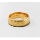 A Victorian engraved 18ct gold wedding band, size P/Q, 10 grams.