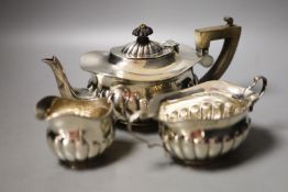 An Edwardian fluted silver three piece bachelor's tea set, Birmingham, 1904/6 gross weight 16oz.