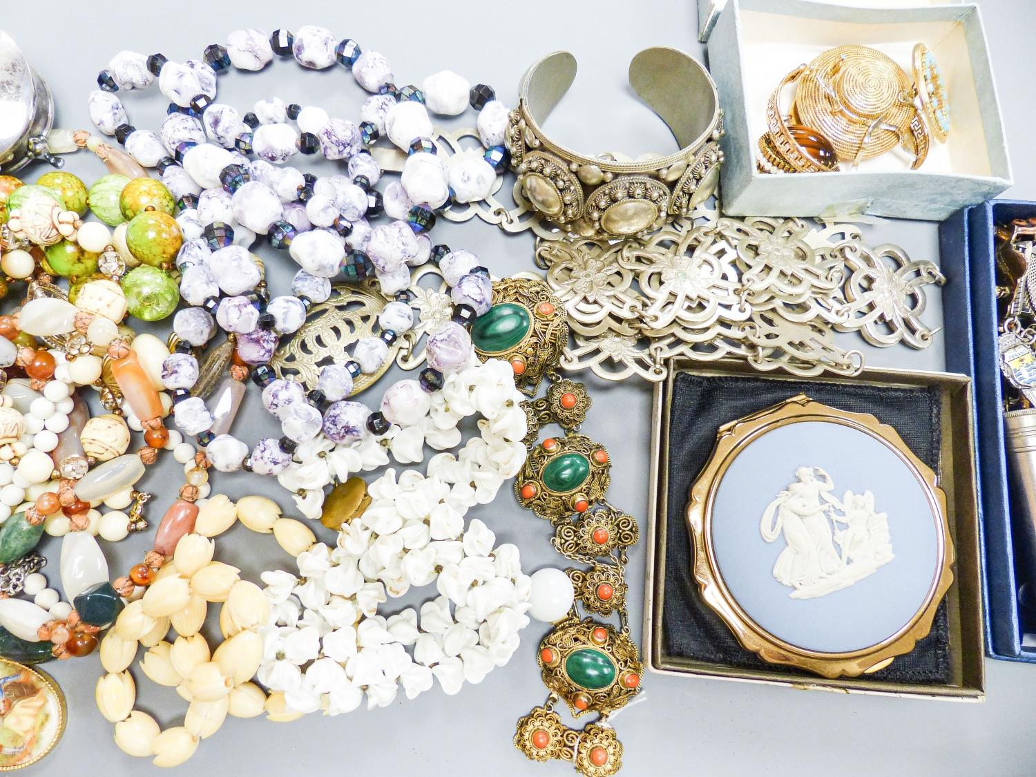 Assorted costume jewellery, including a malachite and coral set filigree bracelet. - Image 3 of 5