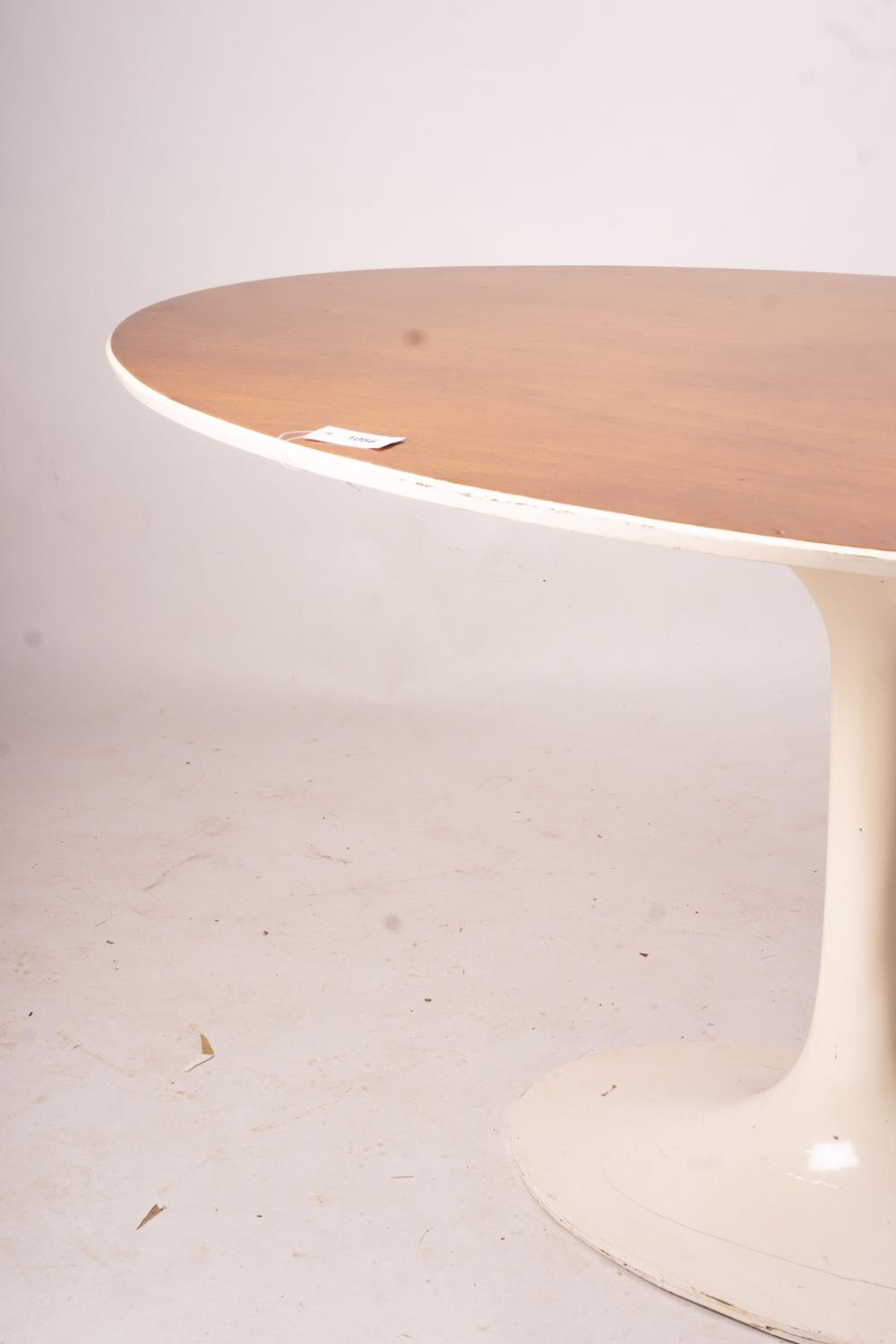 An Arkana style tulip base teak top oval dining table, length 152cm, depth 91cm, height 76cm - Image 3 of 6