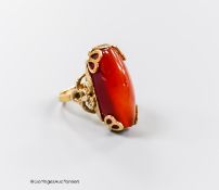 A continental yellow metal and banded agate pebble set oval dress ring, size O, gross weight 11.2
