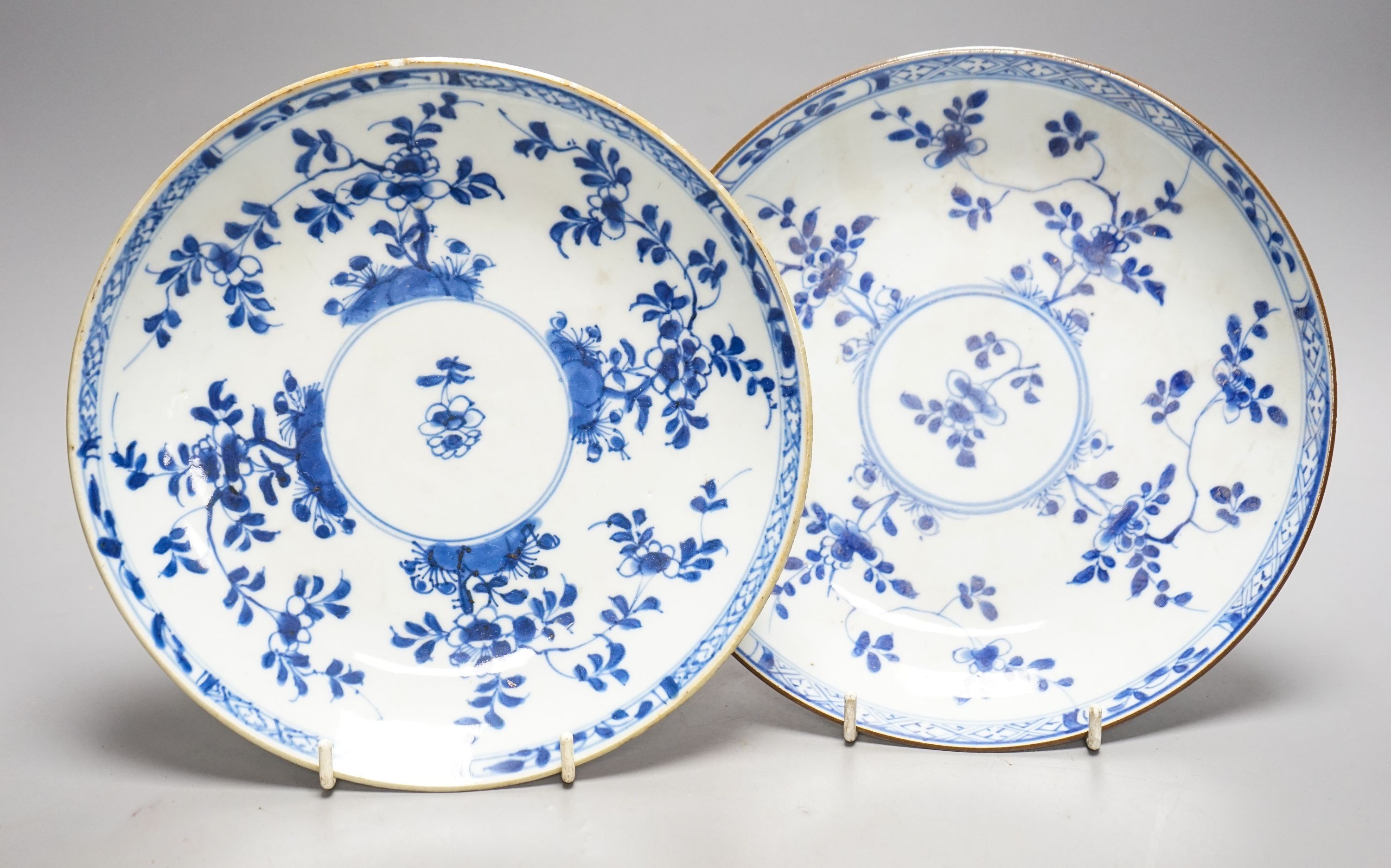 Two Chinese Kangxi blue and white dishes22cm