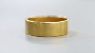 An early 20th century 18ct gold wedding band, size V/W, 9 grams.