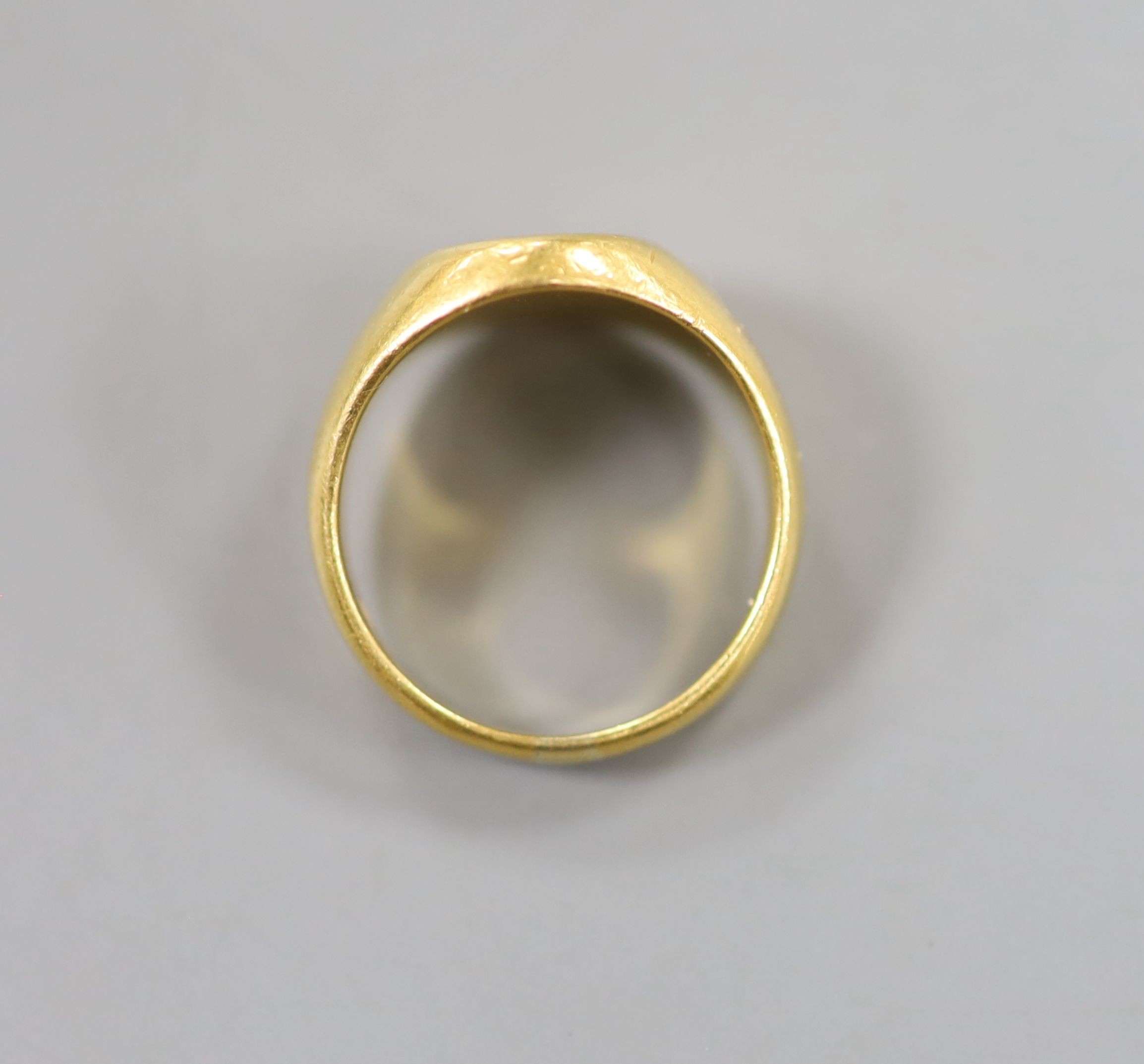 An early 20th century yellow metal(stamped 22) intaglio crested signet ring, size J, 8.6 grams. - Image 3 of 3