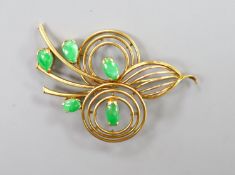 A 14k yellow metal and five stone cabochon jade set stylised spray brooch, 50mm, gross weight 8.9